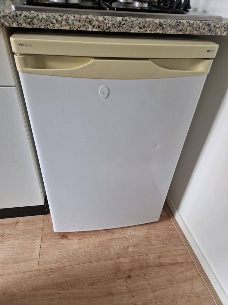 Proline PF156GWA-E Koelkast met vriesvak - Compact, Witgoed en Apparatuur, Ophalen, Gebruikt, Minder dan 85 cm, 100 tot 150 liter
