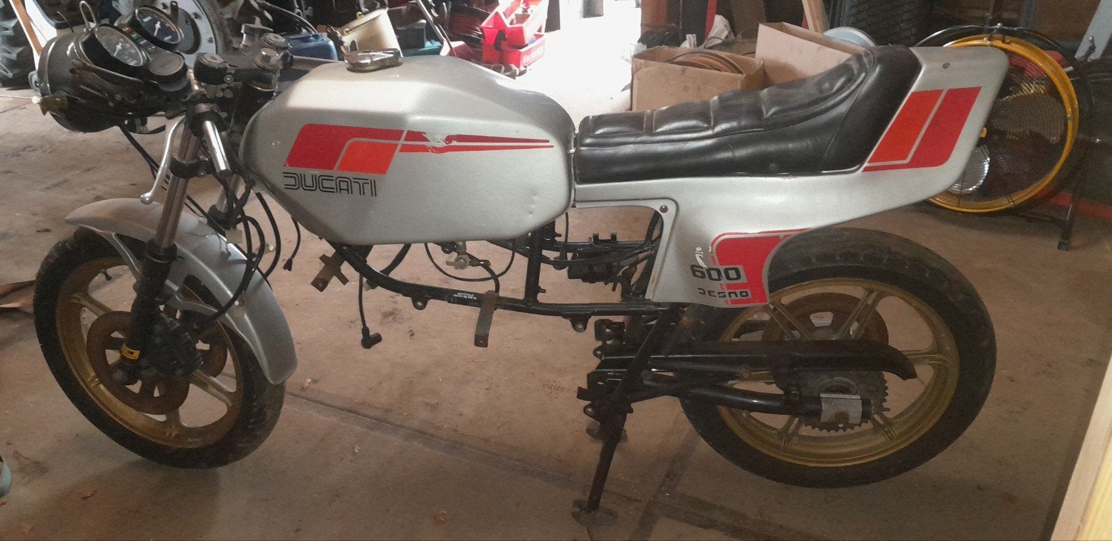 Ducati  SL 600  Pantah rijwielgedeelte., Motoren, Ophalen