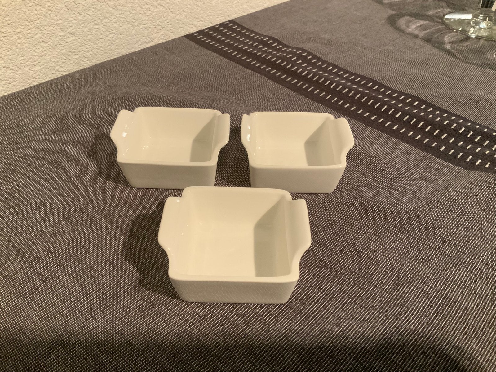 Drie kleine witte bakjes. Nieuwstaat, Huis en Inrichting, Keuken | Servies, Ophalen of Verzenden, Zo goed als nieuw, Overige materialen