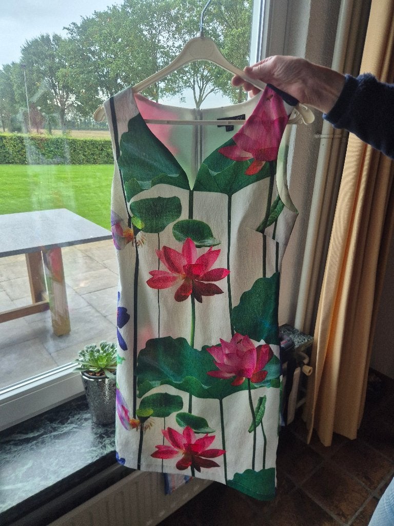 2  jurkjes met bloemenprint met daarbij een groen jasje!, Kleding | Dames, Ophalen of Verzenden, Zo goed als nieuw, Knielengte