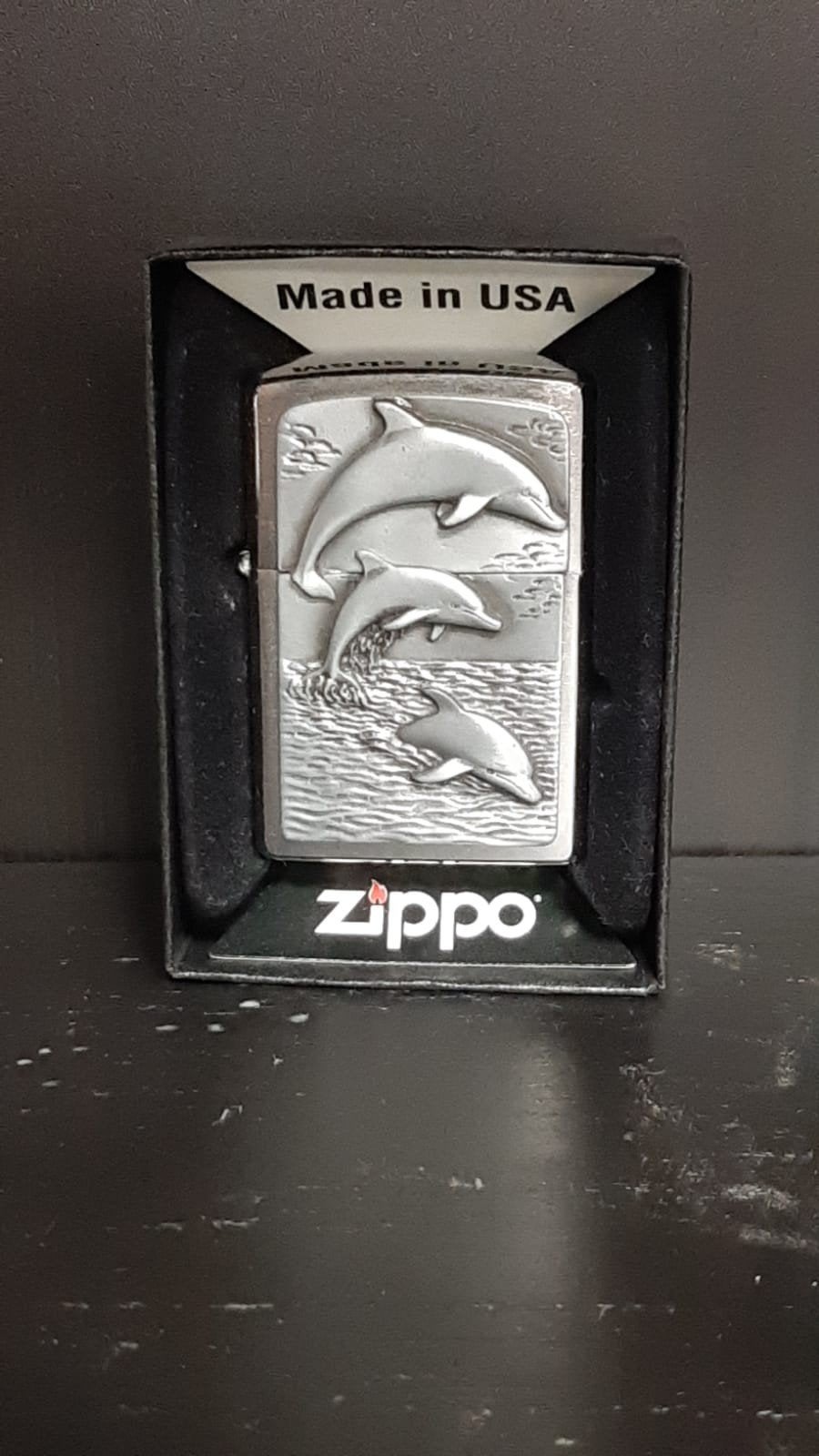 Zippo Aansteker Dolfijnen Reliëf - Nieuw in Doos, Ophalen of Verzenden, Nieuw, Aansteker