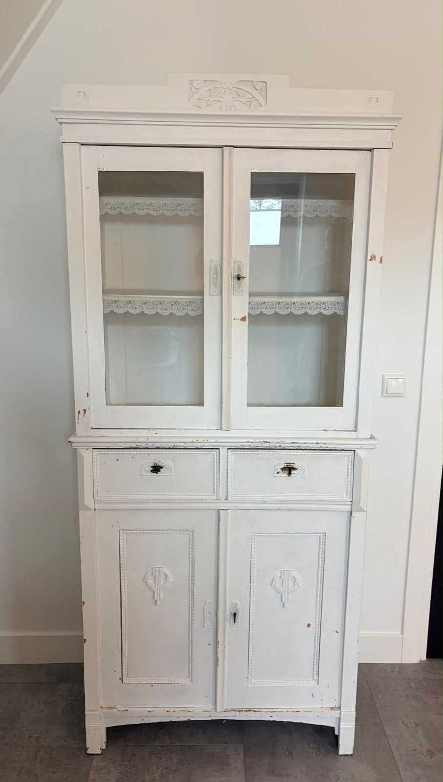 Antieke witte buffetkast / vitrinekast