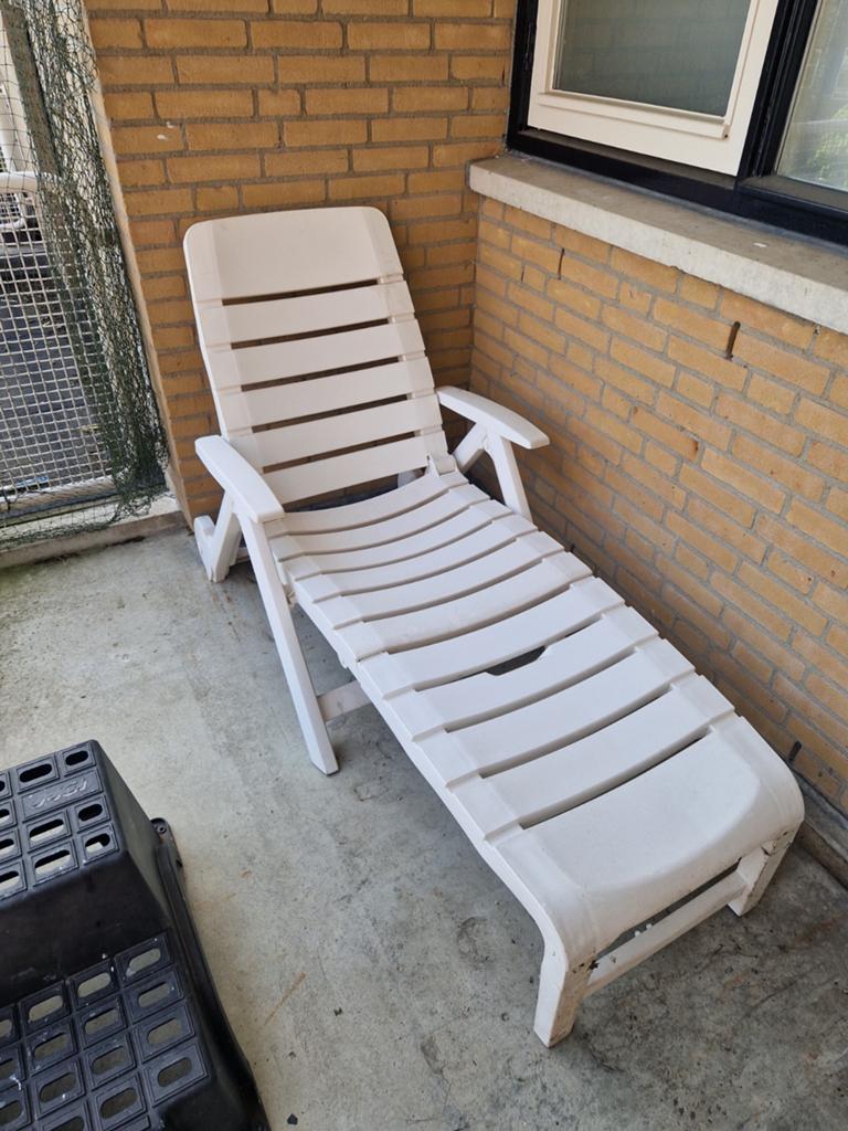 Witte kunststof ligstoel - inklapbaar en verstelbaar, Tuin en Terras, Ophalen, Gebruikt, Kunststof, Verstelbaar