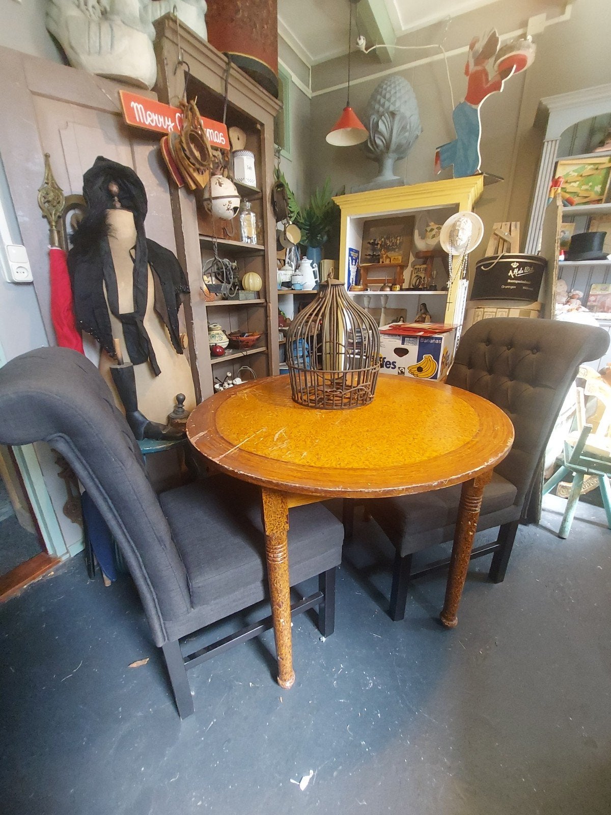 Antieke ronde tafel met lade + 2 nieuwe stoelen KOOPJE, Ophalen