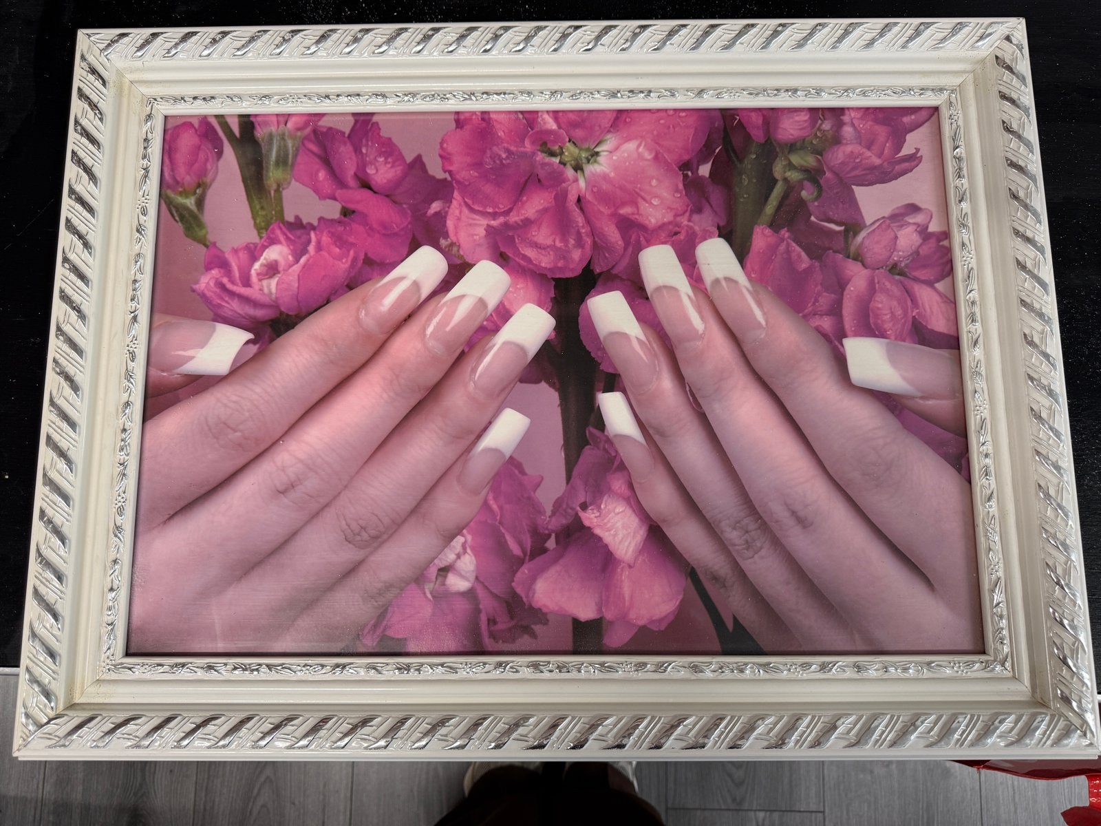 Nagel Schilderij met handen en roze bloemen - Gratis, Ophalen, Ingelijst, Print, Overige materialen