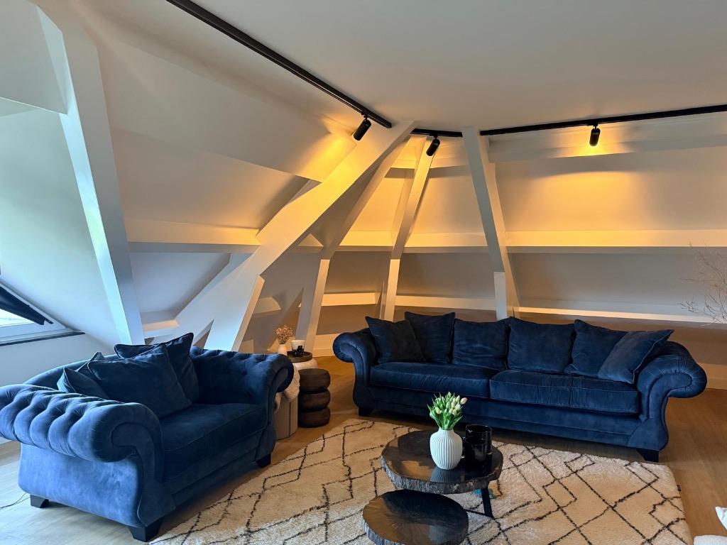 Chesterfield bank 4 zits en 1,5 zits, Petrol, Huis en Inrichting, Banken | Bankstellen, Ophalen, 250 tot 300 cm, 100 tot 125 cm