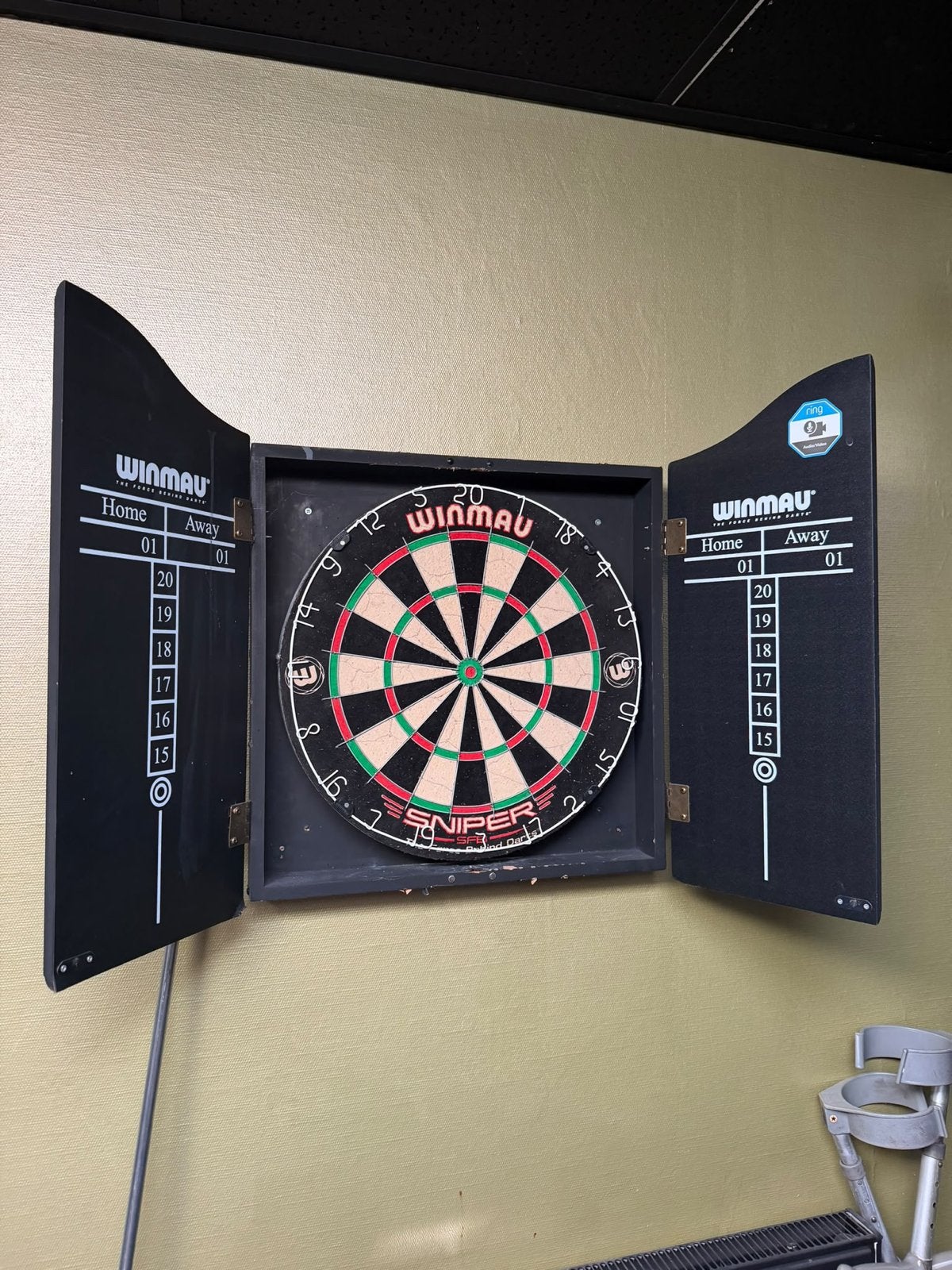 Winmau Sniper Dartbord met Kast, Ophalen of Verzenden, Gebruikt, Dartbord met pijlen
