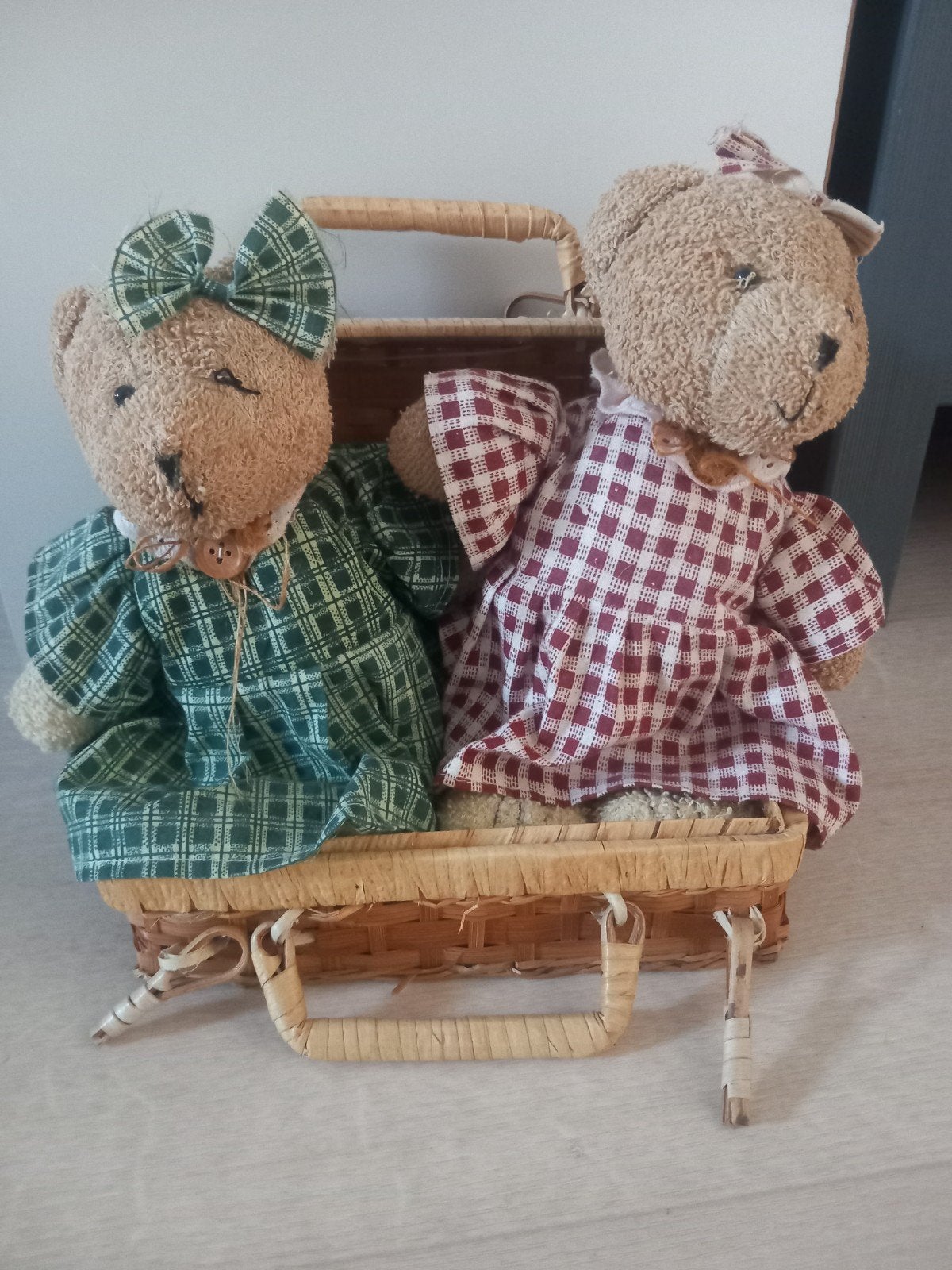 Twee beertjes in een mandje, Ophalen of Verzenden, Gebruikt, Beer, Middelgroot (20 tot 80 cm)