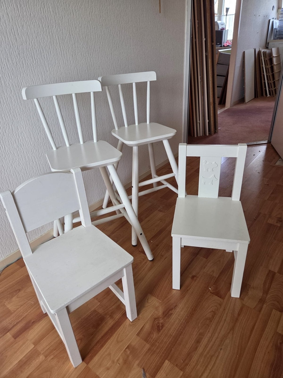 Witte houten stoelen - 2 hoge, 2 lage kinderstoelen, Ophalen, Gebruikt, Wit, Vier