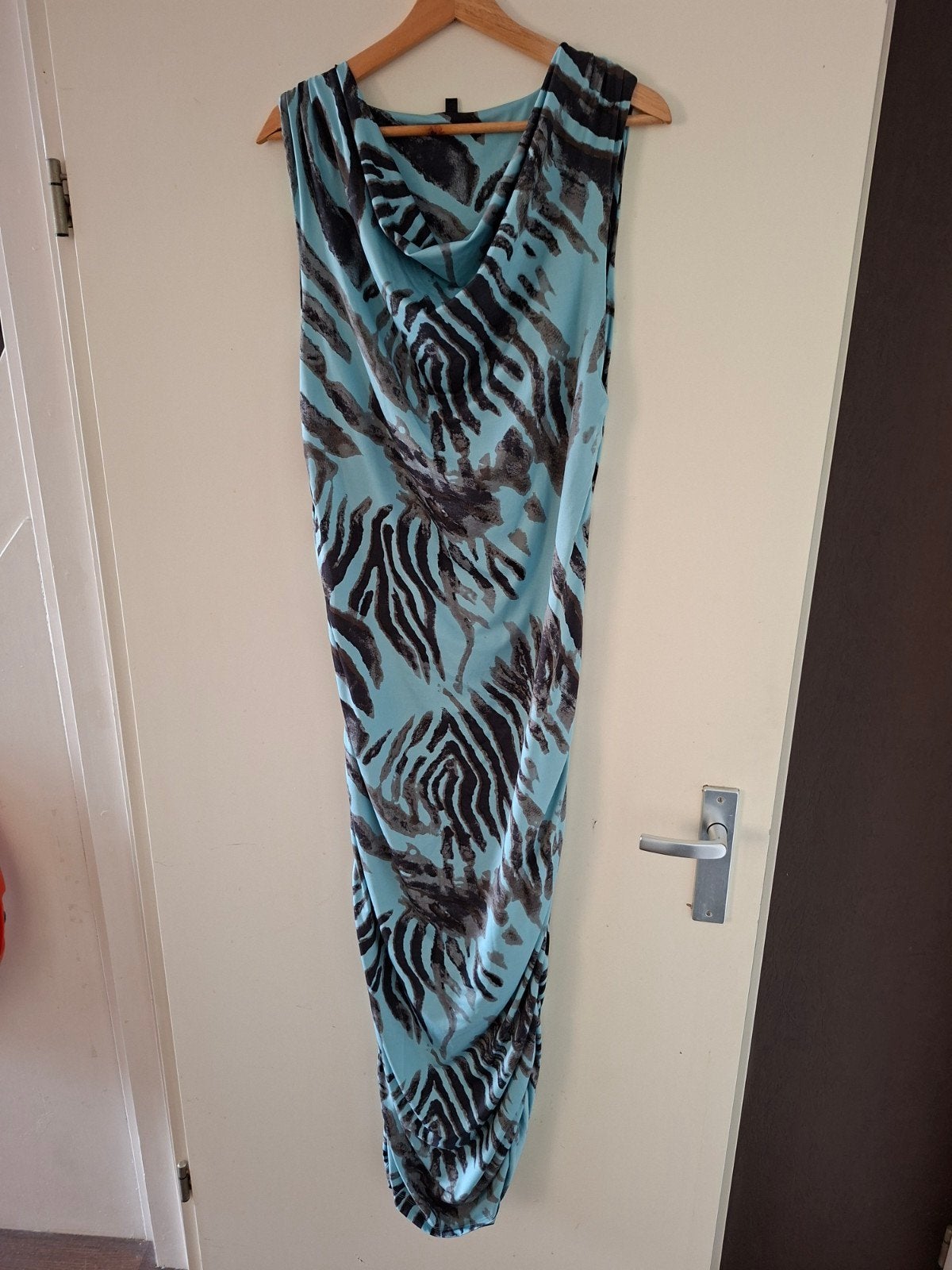 Asymmetrische Maxi-Jurk met Watervalhals & Zebraprint, Kleding | Dames, Ophalen of Verzenden, Zo goed als nieuw, Zwart, Onder de knie