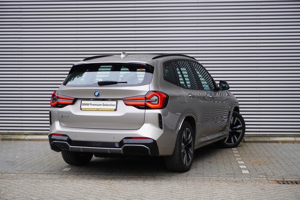 BMW iX3 Driving Assistant Professional | Achteruitrijcamera, Auto's, BMW, Automaat, Gebruikt, 2155 kg, Zilver of Grijs