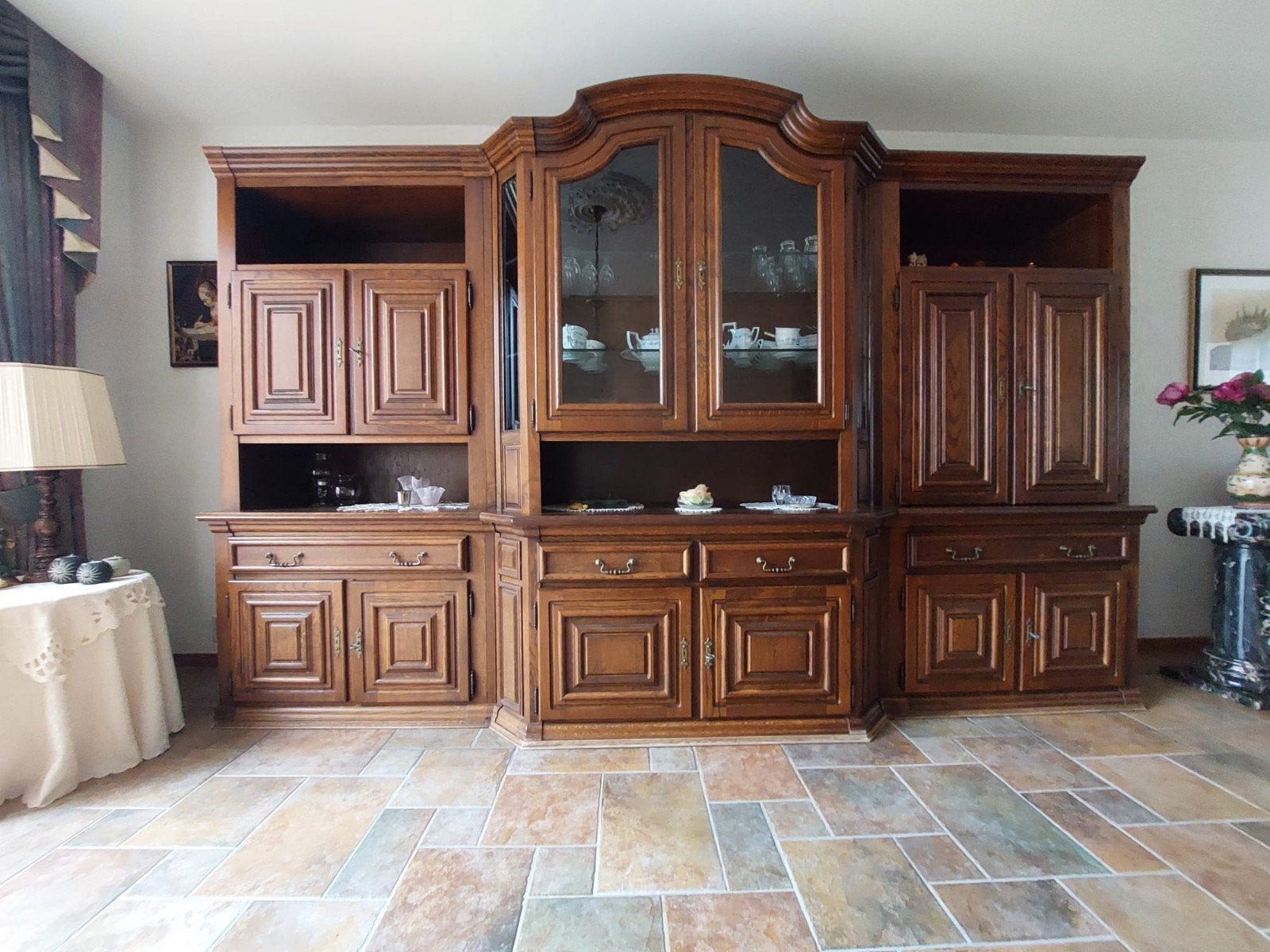 Massief eikenhouten wandmeubel, klassiek design, Ophalen, Glas, Gebruikt, Met deur(en)