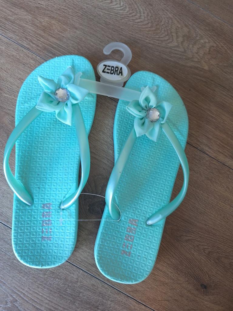 Zebra slippers maat 37 nieuw - Turquoise met bloem, Slippers, Overige kleuren, Nieuw, Ophalen of Verzenden