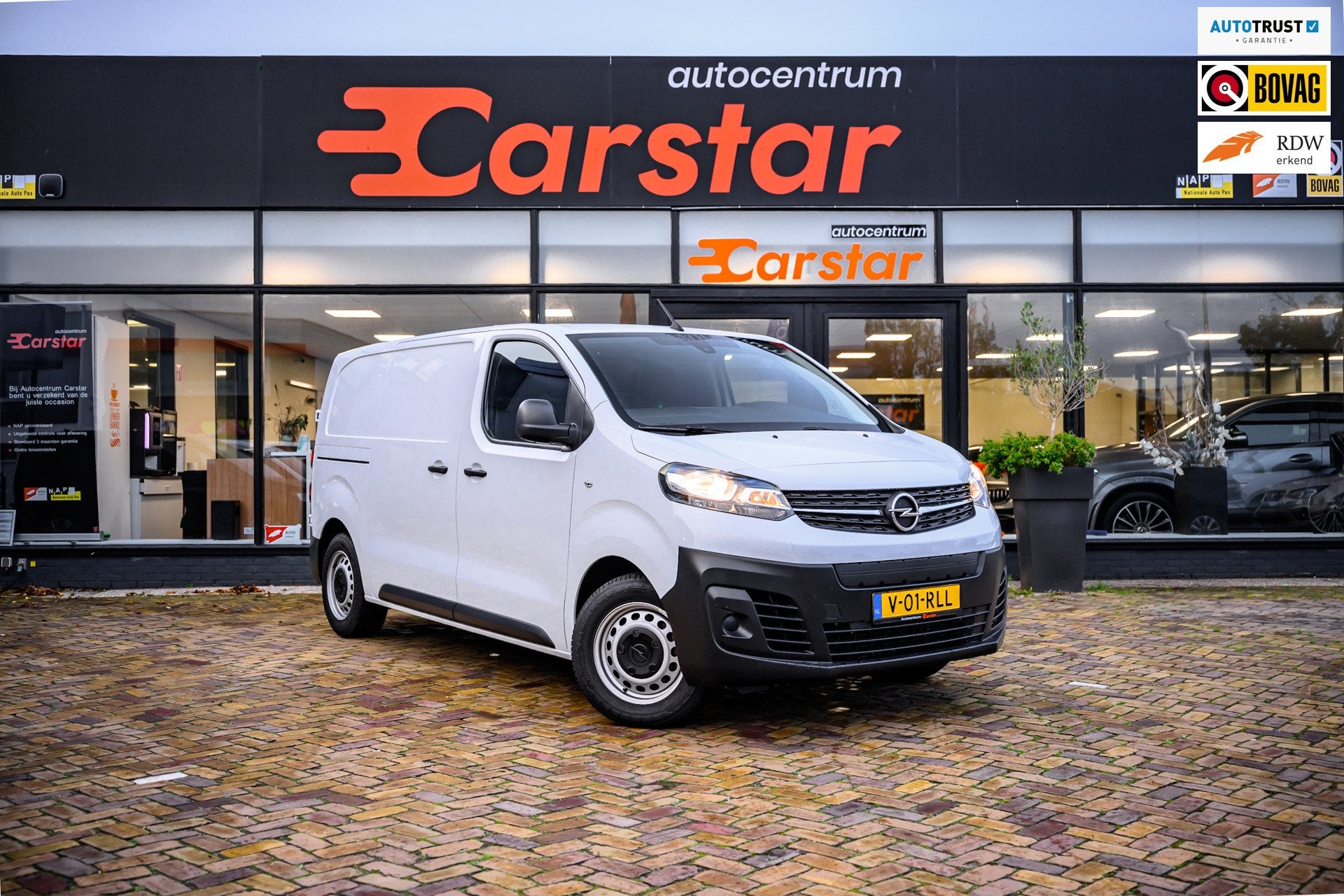 Opel Vivaro-e L2H1 Innovation 50 kWh|3-pers|Camera|Car-Play, Zwart, Opel, 1000 kg, 450 min