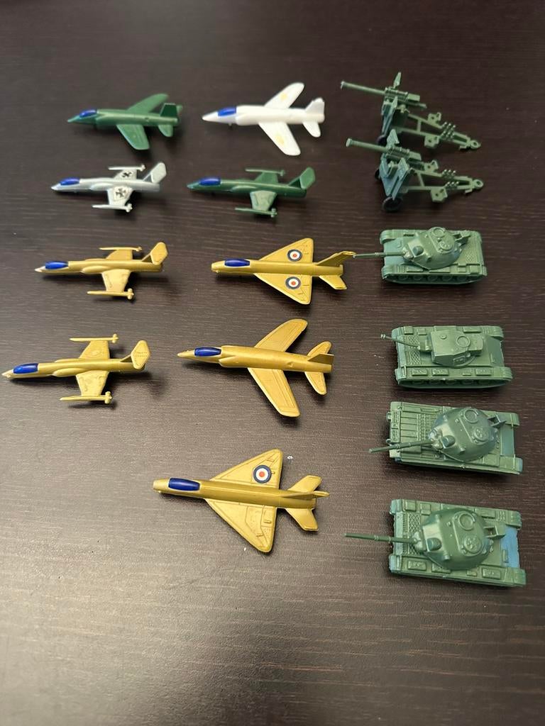 Plastic leger voertuigen, tanks, vliegtuigen en kanonen, Ophalen of Verzenden, Gebruikt