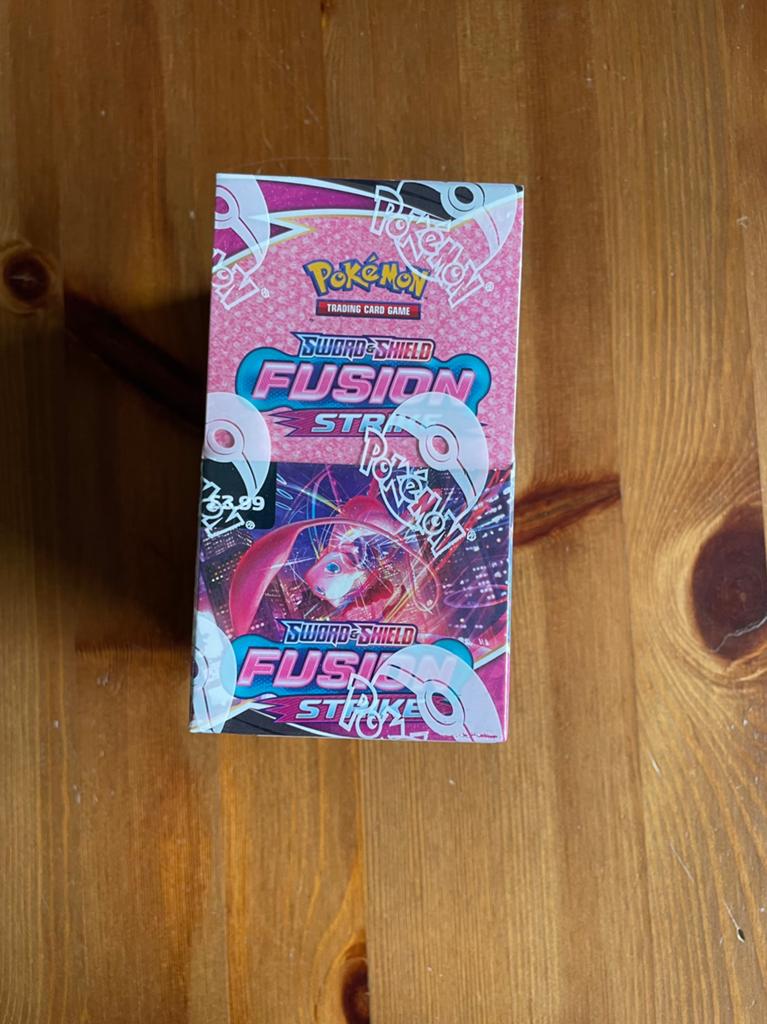 Fusion Strike Booster Box (Half) 18x Boosters, Hobby en Vrije tijd, Verzamelkaartspellen | Pokémon, Ophalen of Verzenden, Nieuw