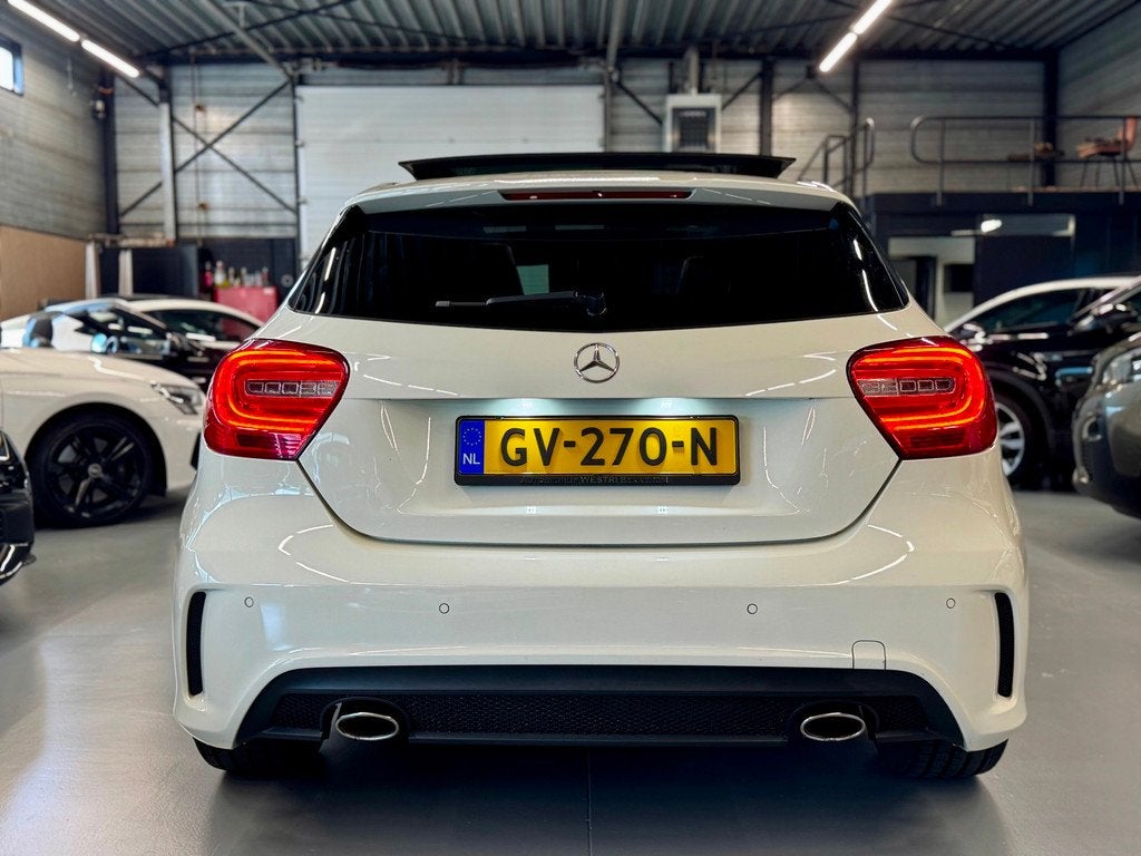 Mercedes-Benz A-klasse 180 AMG Line l Pano | Automaat | Navi, Auto's, Mercedes-Benz, Gebruikt, 4 cilinders, 19 km/l, Onderhoudsboekje