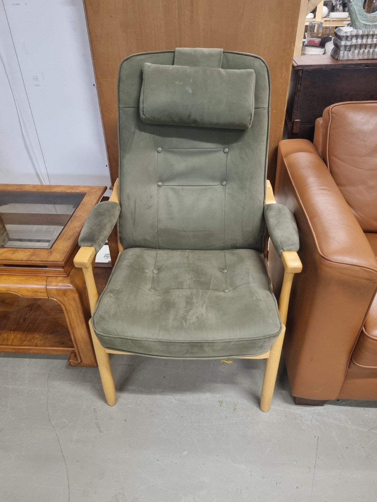 Comfortabele fauteuil met houten frame en groene bekleding, Ophalen, Hout, Gebruikt, Klassiek, Comfortabel