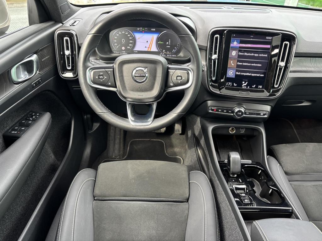 Volvo XC40 1.5 T4 Plug-in hybrid Ultimate Bright / Pano. dak, Gebruikt, Leder en Stof, 3 cilinders, SUV of Terreinwagen