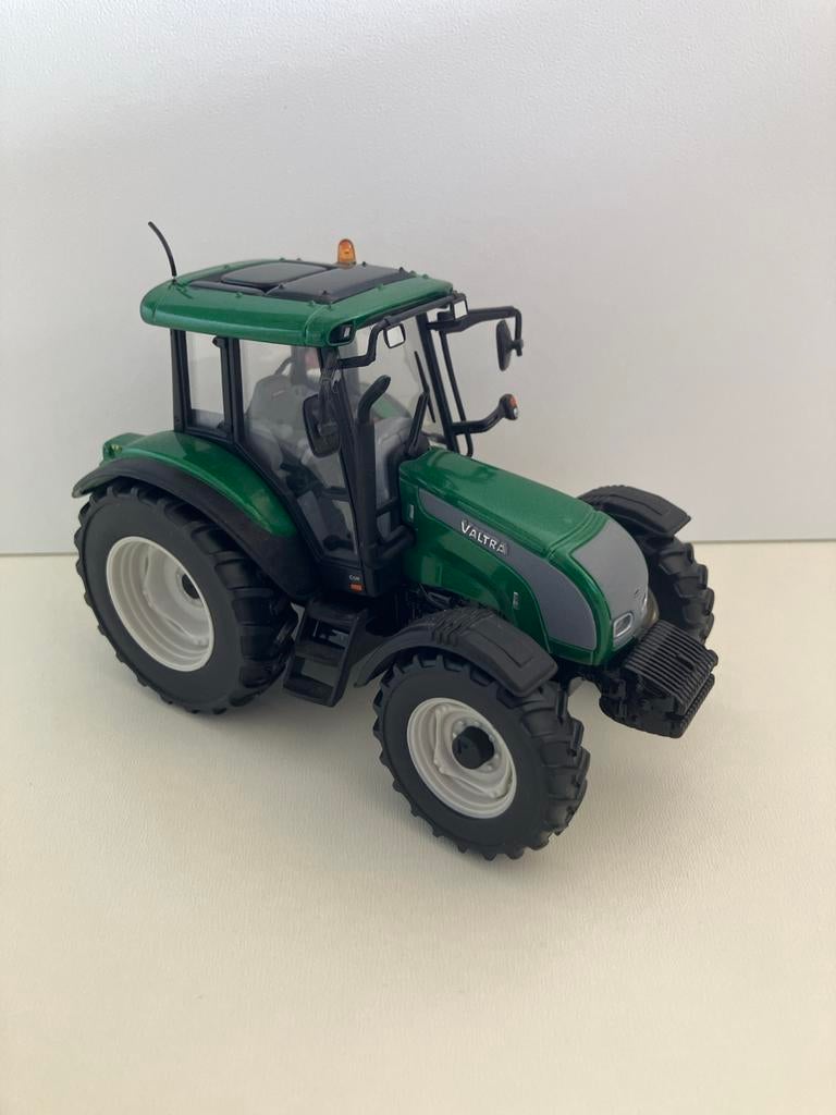 Valtra C Metallic Groen Schaalmodel 1:32, Ophalen of Verzenden, Zo goed als nieuw, Tractor of Landbouw, Universal Hobbies