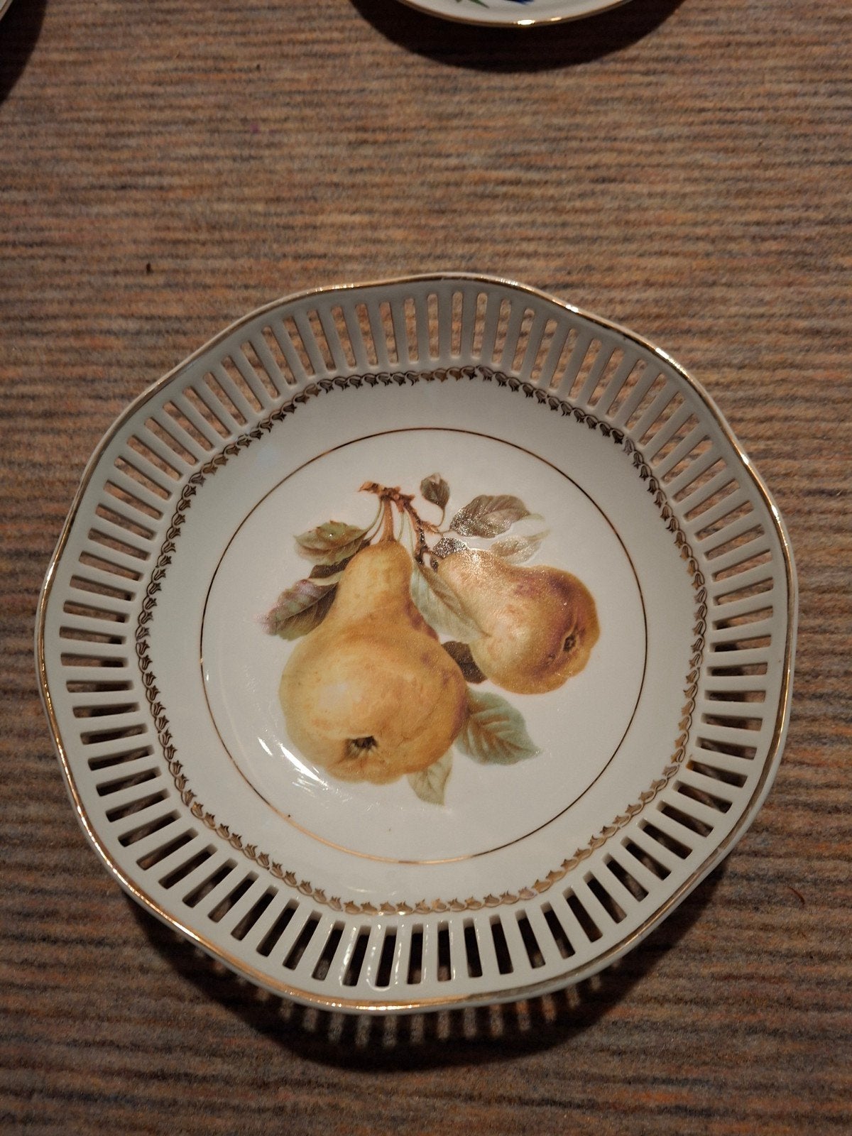Decoratieve schaal met perenmotief en opengewerkt rand, Ophalen of Verzenden