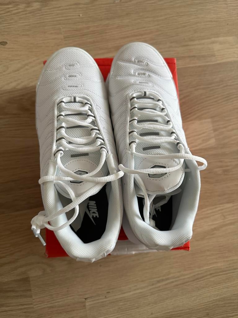 Nike Air Max Plus TN - Maat 45 - Zo goed als nieuw, Kleding | Heren, Schoenen, Ophalen of Verzenden, Zo goed als nieuw, Wit, Sneakers of Gympen