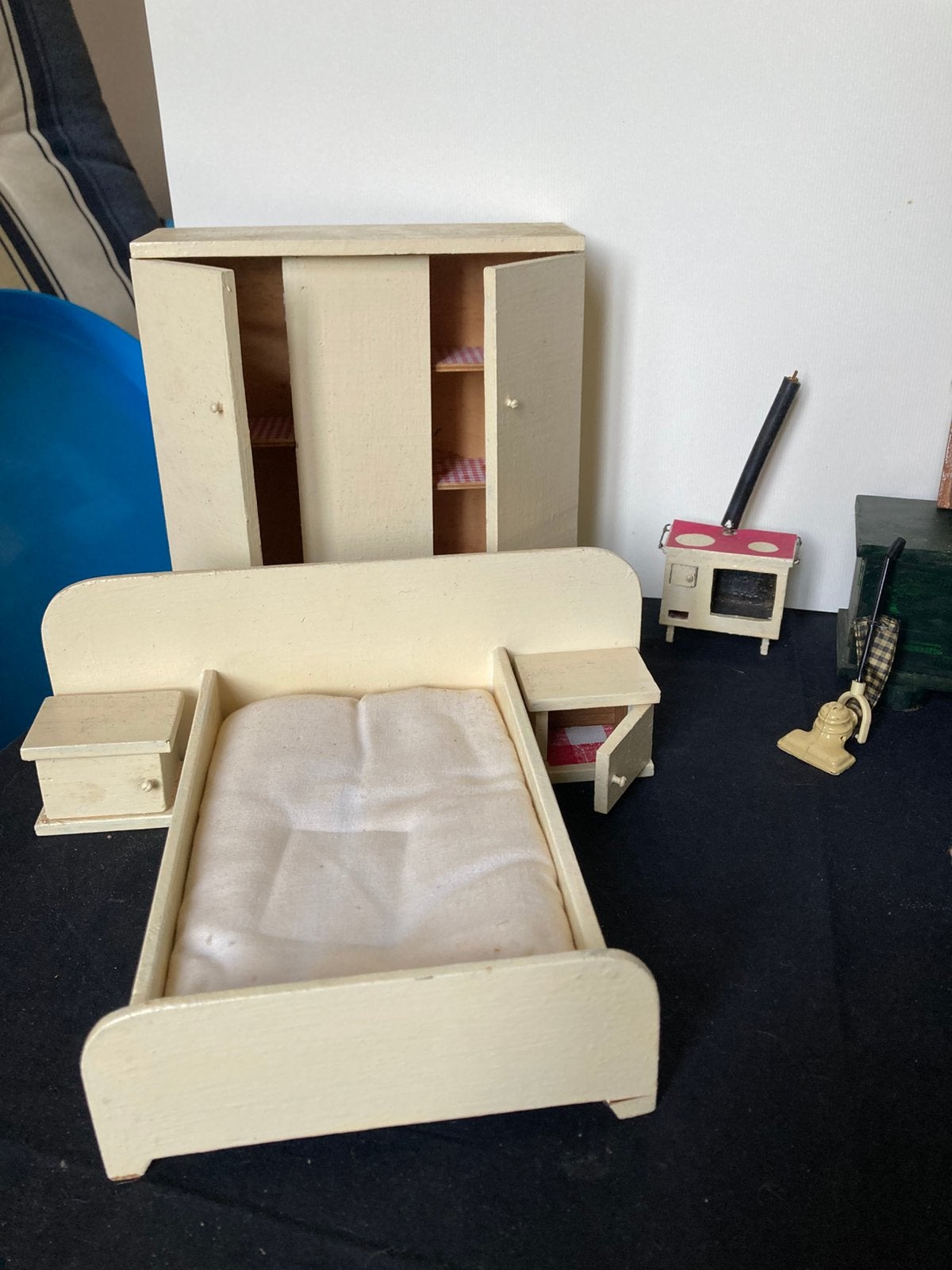 Oude houten poppenhuis meubeltjes, Ophalen of Verzenden, Gebruikt, Poppenhuis