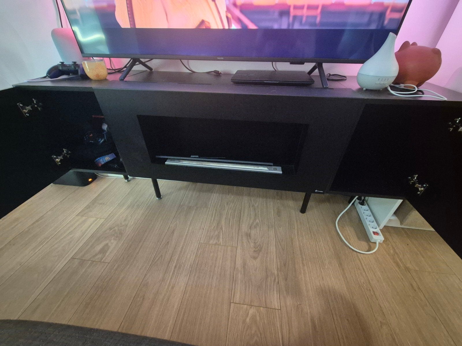 Zwart TV-meubel met bio- ethanol sfeerhaard. Moet snel weg!, Huis en Inrichting, Ophalen, Overige materialen, Gebruikt, Modern, functioneel