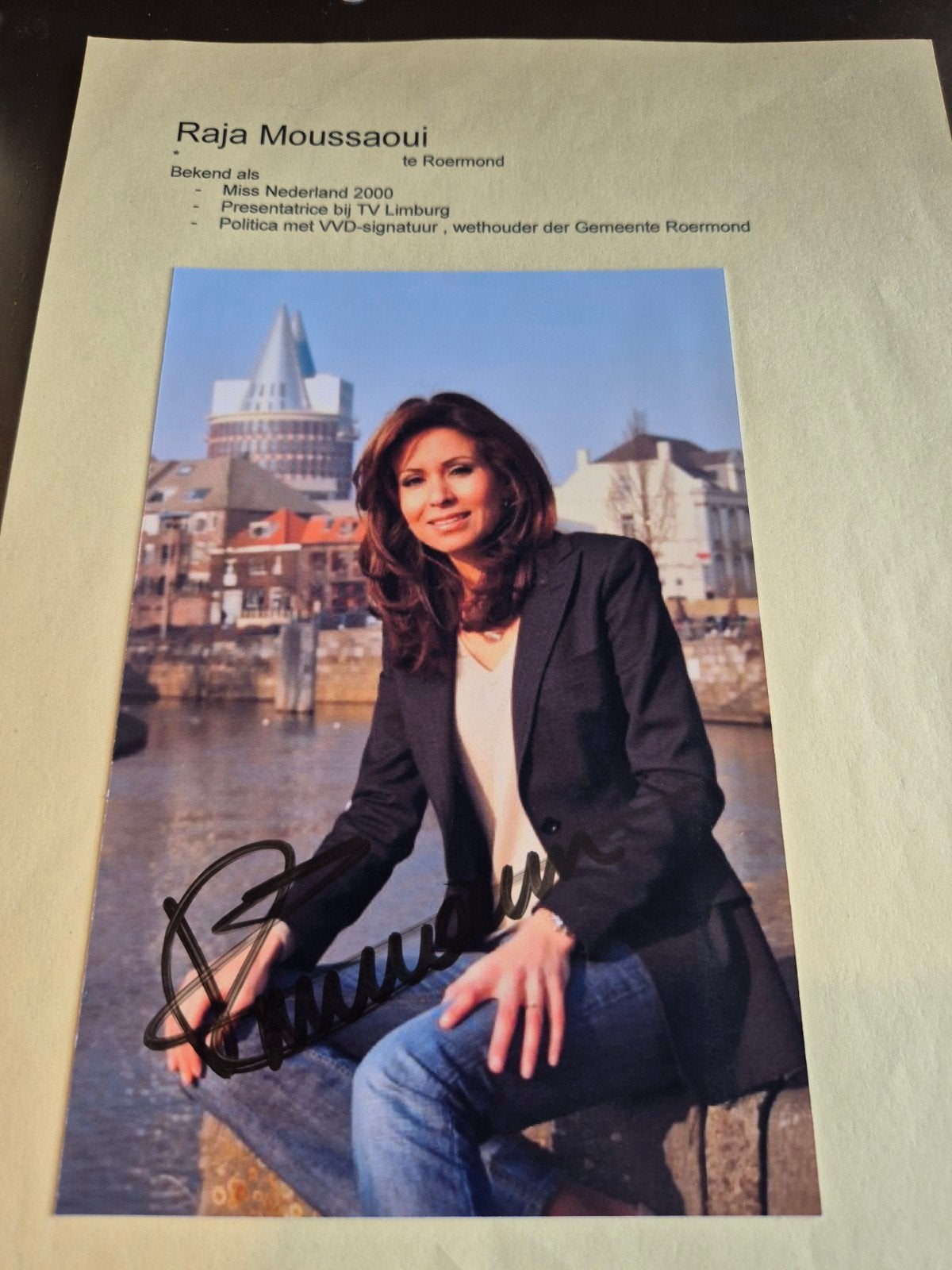 Gesigneerde foto Raja Moussaoui - Miss Nederland 2000, Ophalen of Verzenden, Gebruikt, Foto of Kaart, Gesigneerd