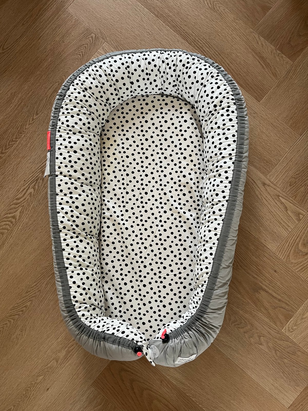 Done by Deer babynestje/slaapnestje grijs met stippen, Ophalen, Gebruikt, Wieg