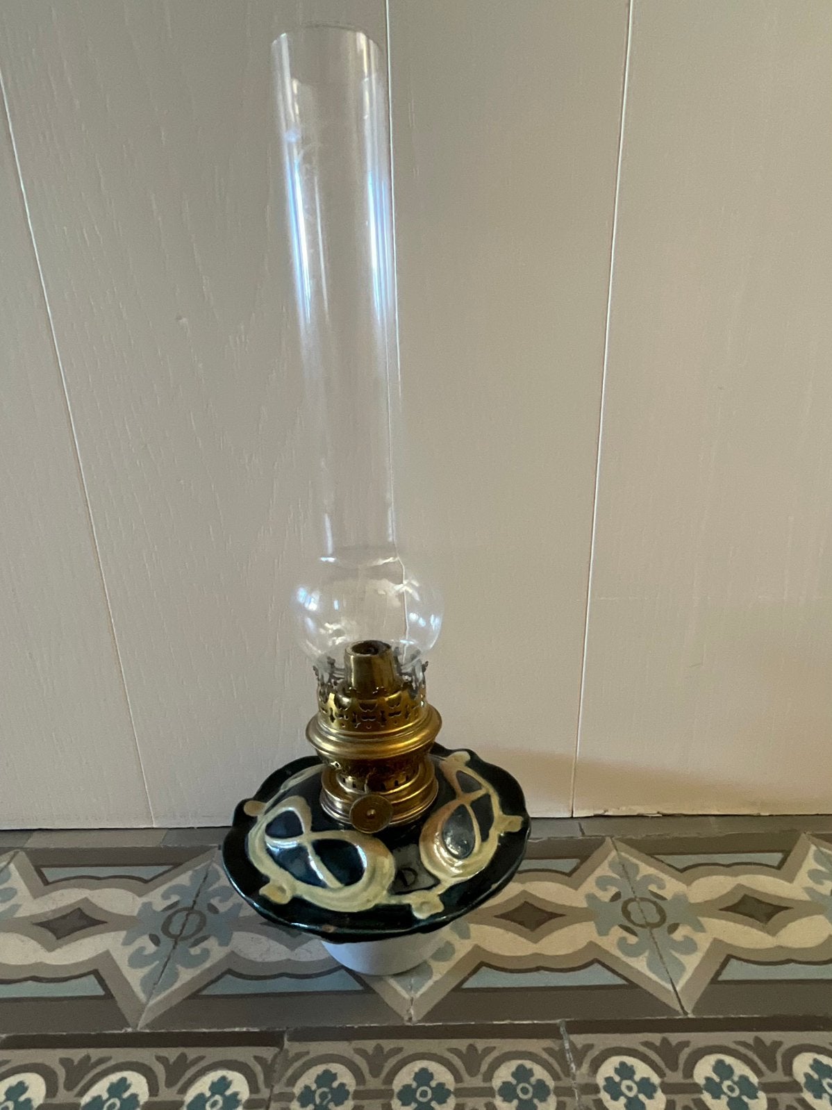 Prachtige olielamp met bewerkt glazuur in diverse kleuren, Antiek en Kunst, Ophalen