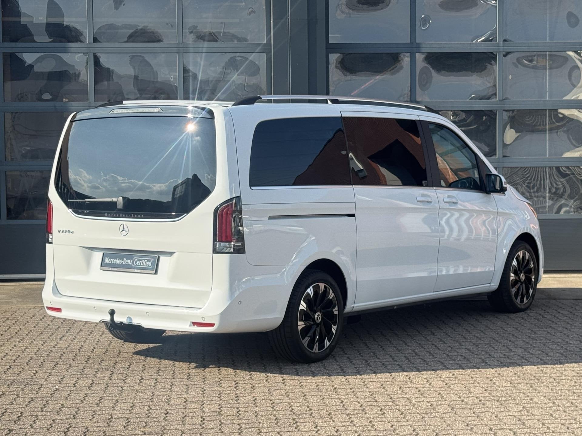 Mercedes-Benz V-Klasse V 220d L Avantgarde | Incl. BTW/BPM |, Auto's, Mercedes-Benz, Gebruikt, Zwart, Wit, Bedrijf
