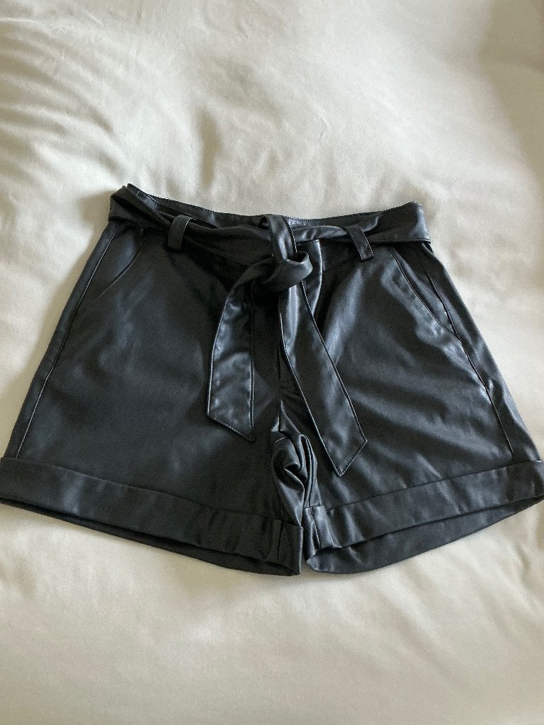 MS Mode, Kort zwart leren broekje,  maat 40, Kleding | Dames, Maat 38/40 (M), Kort, Zwart, Ophalen of Verzenden