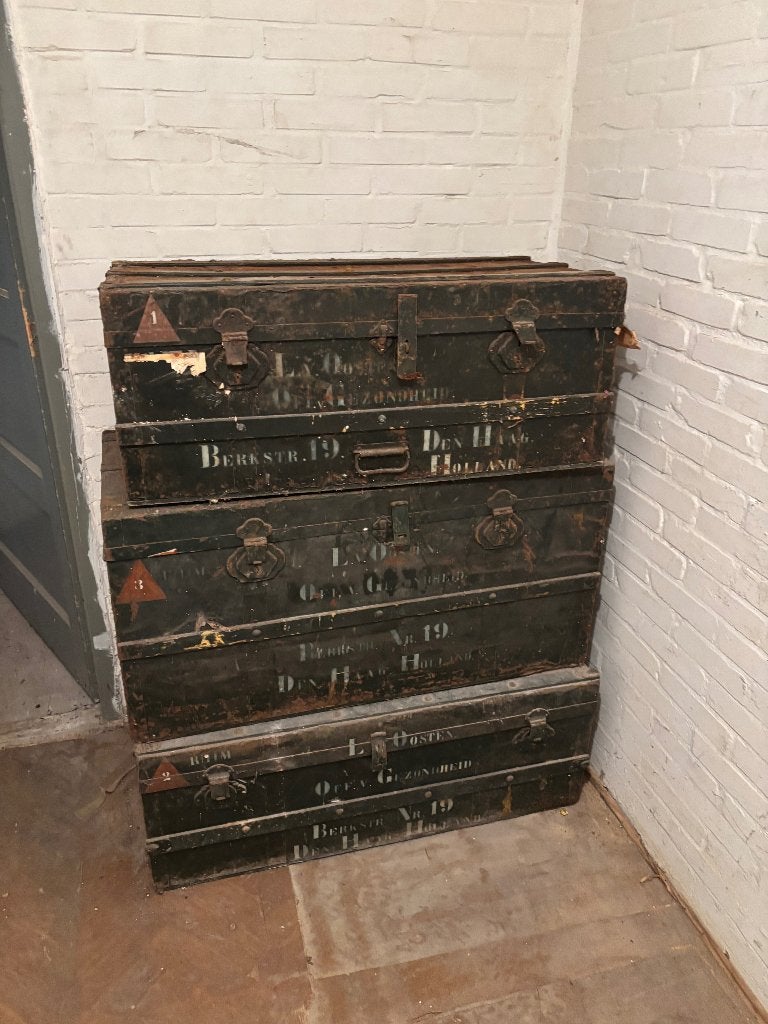 Set van 3 historische militaire scheepskisten, Ophalen