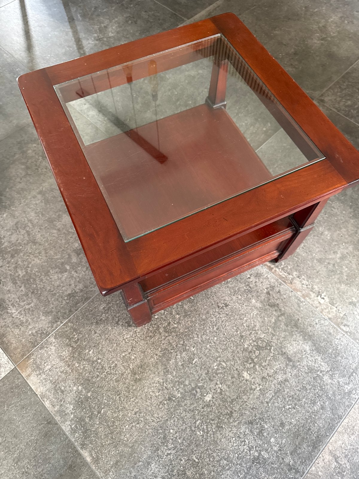 Houten bijzettafel met glasplaat en lade kersenhout, Huis en Inrichting, Minder dan 45 cm, Minder dan 55 cm, Gebruikt, Vierkant