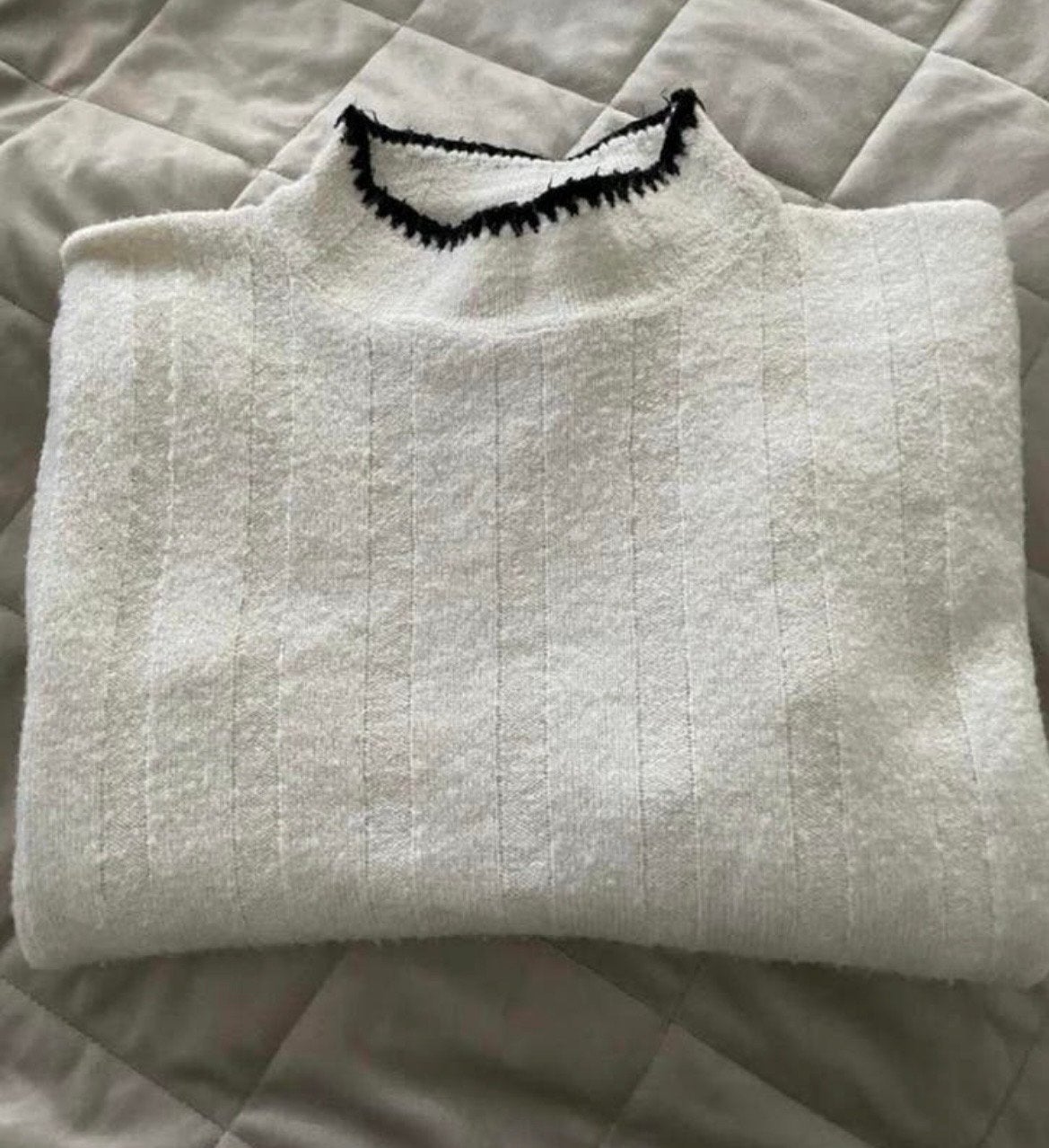 Witte trui met zwarte gehaakte hals, Ophalen of Verzenden, Zo goed als nieuw, Maat 38/40 (M), Wit