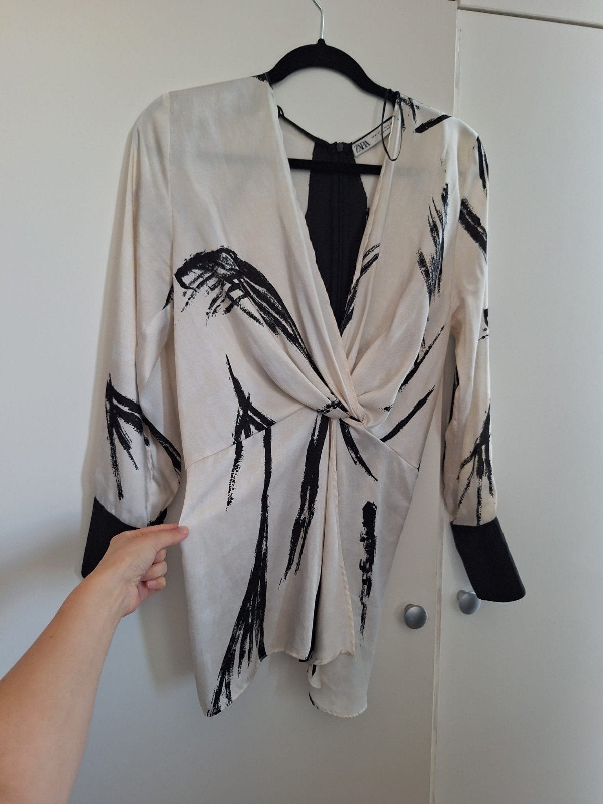 Zara satijnen blouse met overslag zwart wit maat 38, Kleding | Dames, Blouses en Tunieken, Maat 38/40 (M), Verzenden, Gedragen