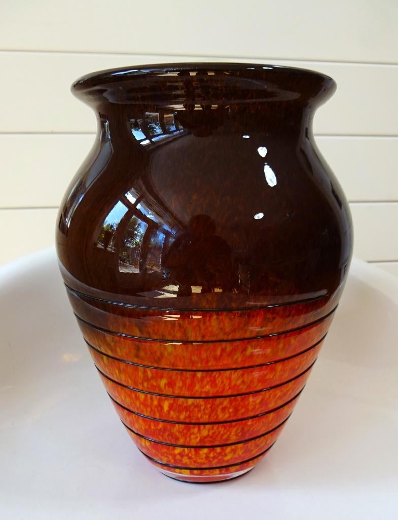 Vintage Boheems studio glas vaas: oranje/bruin, zwarte draad, Antiek en Kunst, Antiek | Glas en Kristal, Ophalen of Verzenden