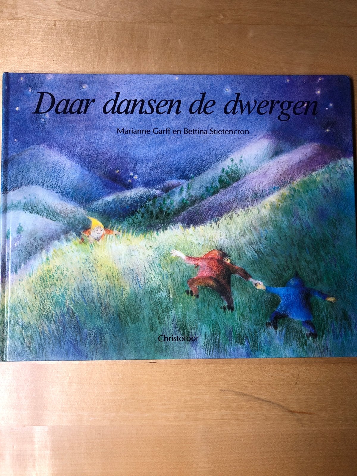 Daar dansen de dwergen - Marianne Garff & Bettina Stietencro, Gelezen, Jongen of Meisje, Ophalen of Verzenden, Voorleesboek