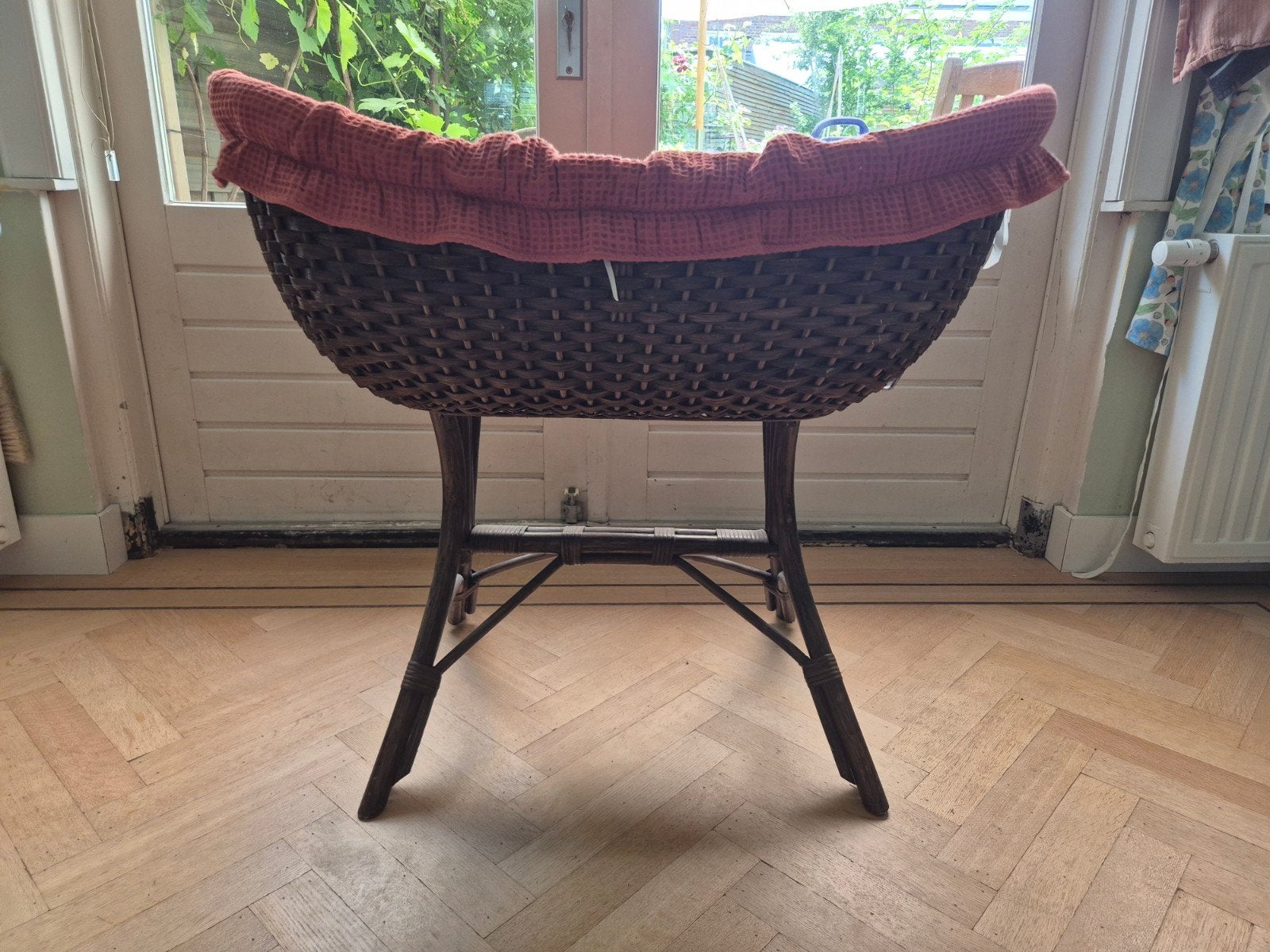 Vintage donkerbruine rotan wieg met bamboe matras, Ophalen, Wieg