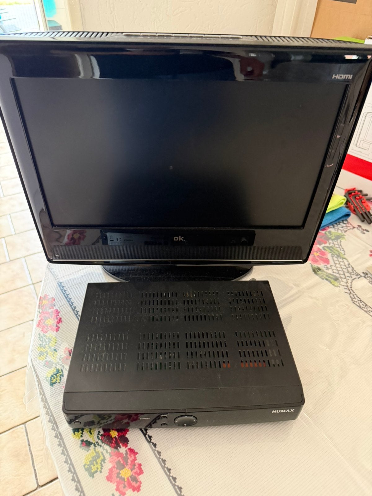 Mini tv met hdmi en humax ziggo ontvanger, 50 Hz, Zo goed als nieuw, Minder dan 40 cm, Ophalen