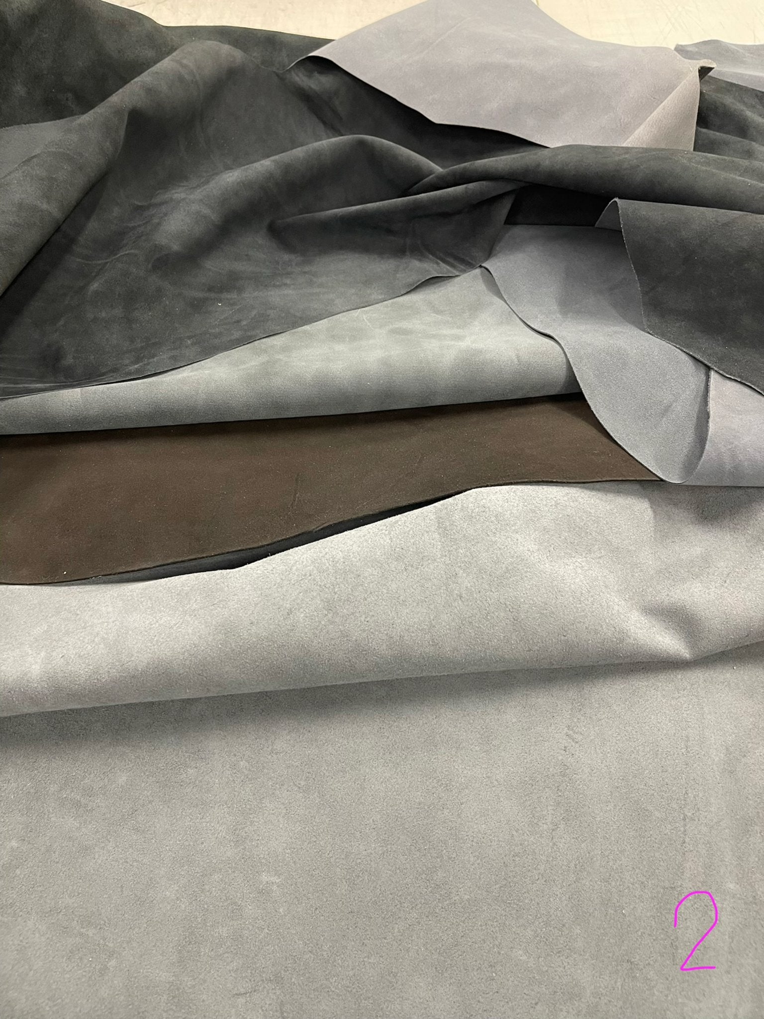 Suede leer in grijstinten - ca. 10 kg / 10 m² - nr2, Leer of Kunstleer, Ophalen of Verzenden, Zo goed als nieuw, 30 tot 120 cm