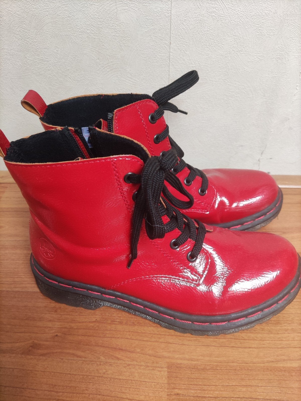 Rieker hoge schoenen 39 rood lak, Lage of Enkellaarzen, Ophalen of Verzenden, Zo goed als nieuw, Rood