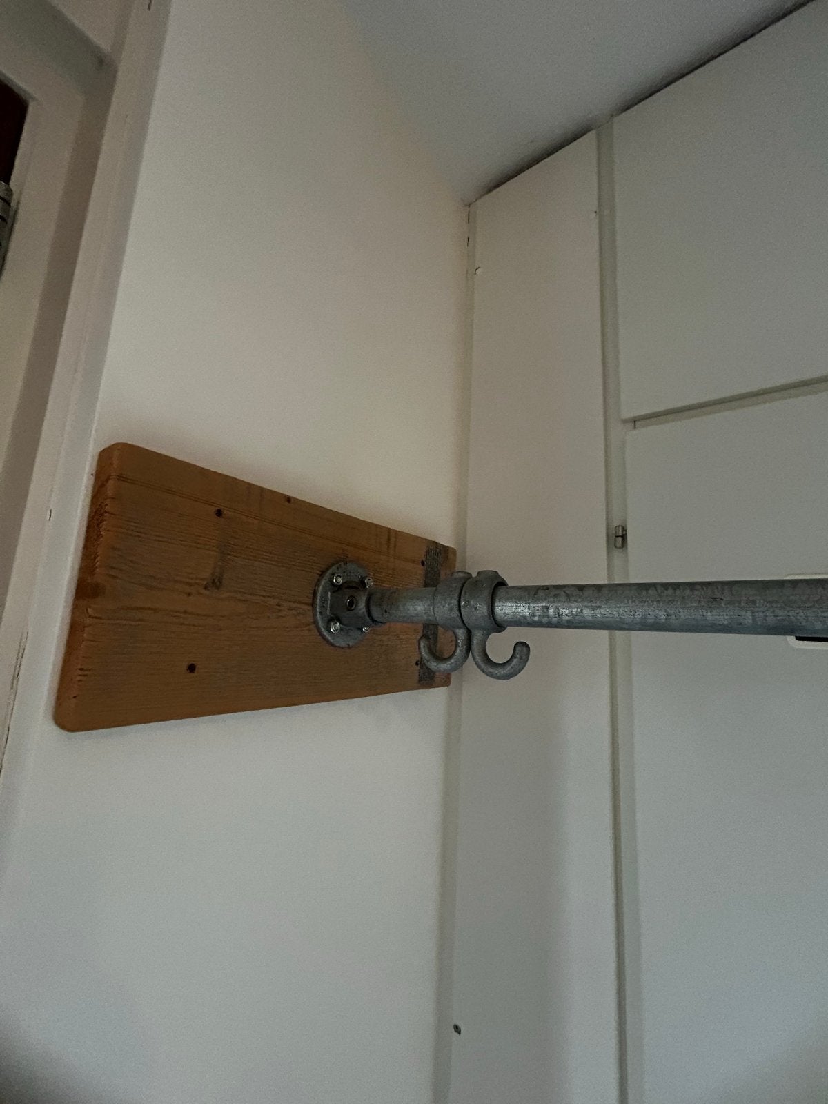 Industriële wandkapstok van hout en metaal, Huis en Inrichting, Gebruikt, Minder dan 100 cm, Hout, Ophalen