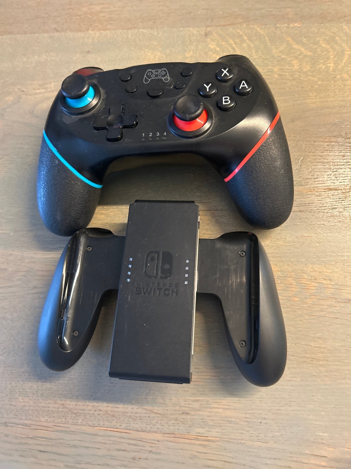 Nintendo Switch controllers (Pro Controller & Joy-Con grip), Spelcomputers en Games, Ophalen of Verzenden, Gebruikt, Met 2 controllers