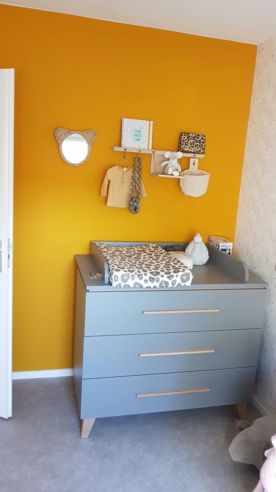 Grijze commode met 3 lades en houten handgrepen, Ophalen, Gebruikt, 50 tot 70 cm, 75 tot 100 cm