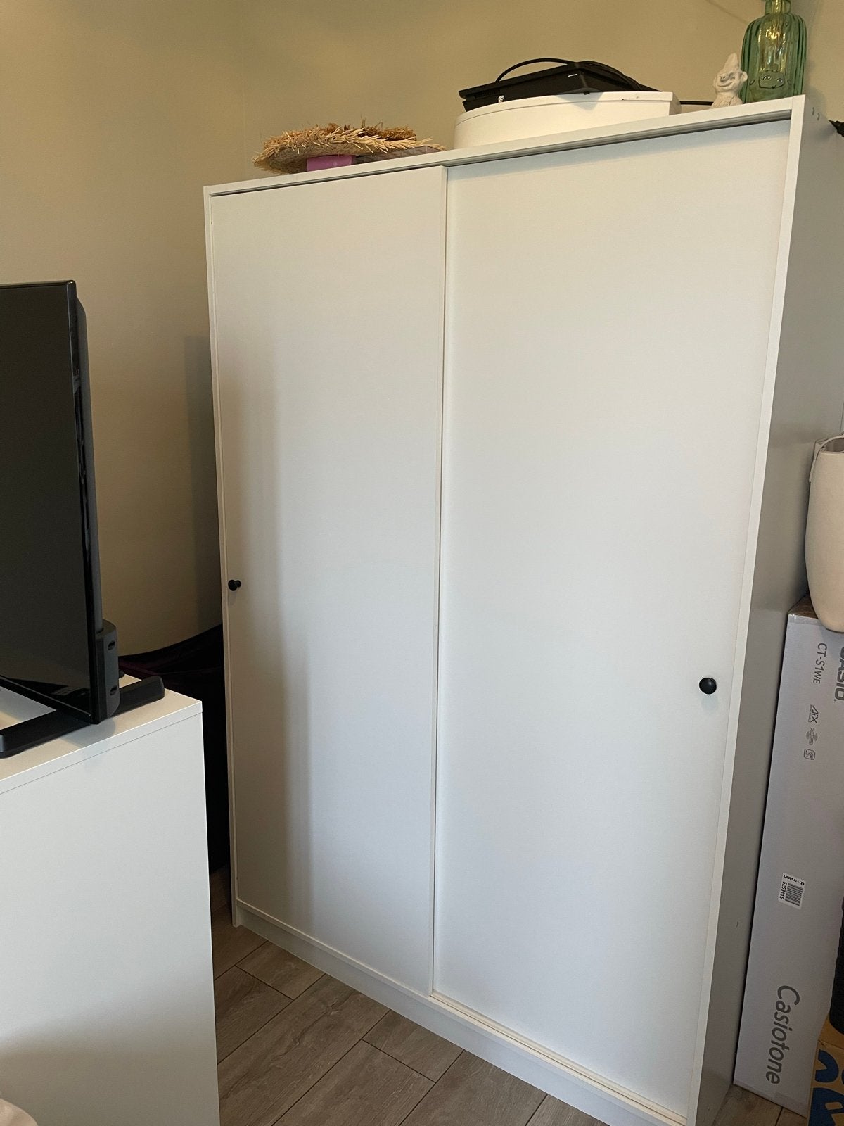 Witte kledingkast met schuifdeuren en hangruimte, Huis en Inrichting, Ophalen, Met plank(en), 100 tot 150 cm, Zo goed als nieuw