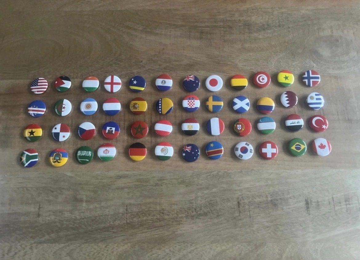 DEKAMARKT EK/WK vlaggenbuttons set + oranje vissershoedje, Verzamelen, Speldjes, Pins en Buttons, Ophalen of Verzenden, Zo goed als nieuw