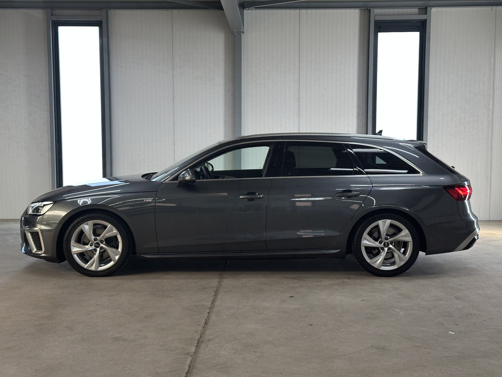 Audi A4 Avant 35 TFSI S edition | Leder | Trekhaak |, 12 maanden, Gebruikt, 4 cilinders, A4