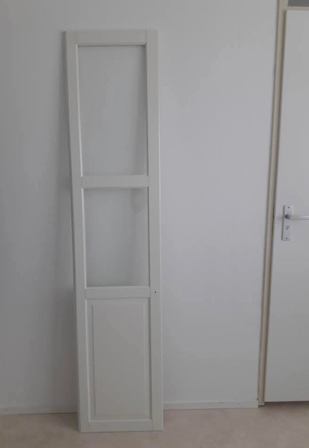 Witte Ikea Liatorp vitrinedeur met glaspanelen, Ophalen, Zo goed als nieuw, 25 tot 50 cm, Glas